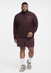 Nike Performance STRIDE - Pantalón corto de deporte - burgundy crush black reflective silv