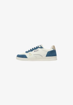 Sneaker basse in suede bianco e blu con lacci bianchi, punta traforata e logo Faguo sul lato e sulla suola.