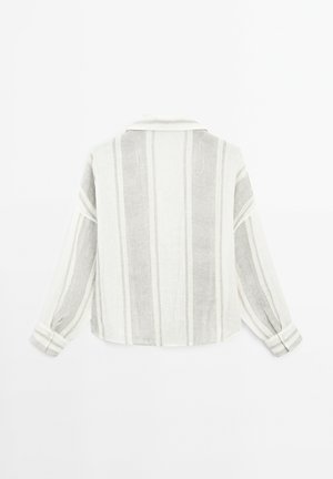 Chemise à manches longues en gris clair et blanc, présentant des rayures verticales, un col et des poignets à boutons. Fabriquée dans un tissu texturé et léger.