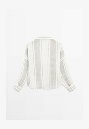 Camicia a maniche lunghe di colore grigio chiaro e bianco, con righe verticali, colletto e polsini con bottoni. Realizzata in un tessuto leggero e textured.