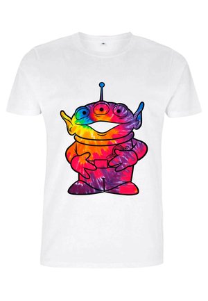 Hvid t-shirt med et farverigt tie-dye design af en tegneseriealien med tre øjne, udtryksfuld mund og blå antenner.