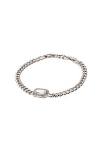 Bracciale in argento con catena, caratterizzato da una pietra chiara ottagonale circondata da piccole pietre rotonde, con una finitura liscia e lucida e anelli intrecciati.