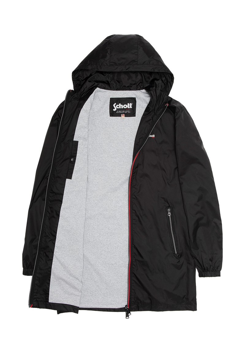 Veste imperméable noire avec doublure en polaire grise, poches latérales zippées, poignets élastiques et capuche avec cordon de serrage, ornée de touches subtiles de rouge.