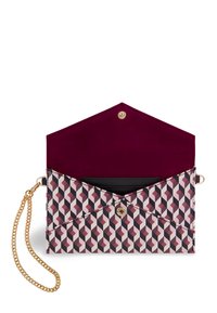 Geometrische print envelop clutch met een gouden kettingriem, voorzien van een zwart binnenvak en een drukknoopsluiting, in tinten roze en bordeaux.