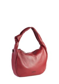 Rode leren handtas met een geknoopte hengsel en ritssluiting, met een klein metalen merkembleem aan de voorkant.