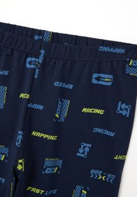 Marineblaue Kinderhosen mit Elastikbund, die mehrfarbige Druckmuster zeigen, darunter Wörter wie „RACING“ und „NAP.“