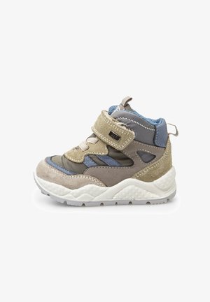 Hoge sneakers met een combinatie van beige, grijs en blauwe materialen, voorzien van een klittenbandsluiting, een gestructureerd oppervlak en een witte rubberen zool.