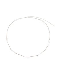 Silver chain necklace med avlånga och ovala länkar med polerade ytor, vilket ger ett elegant och modernt utseende. Justerbar längd.