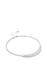 Collar de plata con un acento metálico liso y curvado, diseñado con una cadena flexible tipo serpiente, que incluye un cierre y una cadena de extensión.