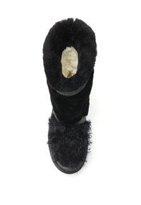 Stivale in finto pelliccia nero con morbida fodera crema, caratterizzato da un'altezza midi, punta rotonda e dettagli cuciti lungo la suola.
