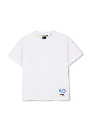 Wit T-shirt met korte mouwen en ronde hals met een klein blauw AO-logo en zwarte BOSS-tekst aan de onderkant vooraan rechts.