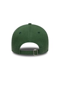 Πράσινο βαμβακερό καπέλο με καμπυλωτό γείσο, ρυθμιζόμενο λουράκι στο πίσω μέρος και οπές αερισμού για αναπνοή. Λείο υλικό και δομημένο σχήμα.