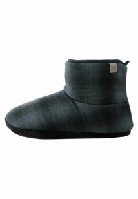 Încălțăminte de casă din fleece verde închis, cu un manșet scurt, vârf rotunjit și talpă texturată neagră. Prezintă un model discret în carouri și un mic etichetă cu logo.
