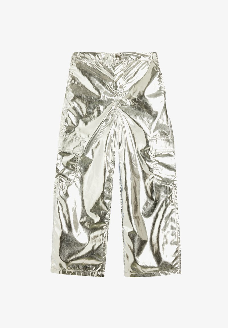 Pantaloni cargo metallici argento con una finitura lucida, dotati di zip e tasche frontali, con un fit rilassato. Superficie testurizzata con pieghe.