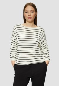 Pull en tricot avec un large col bateau, présentant des rayures noires horizontales sur un fond crème. Coupe ample et manches à longueur de poignet.