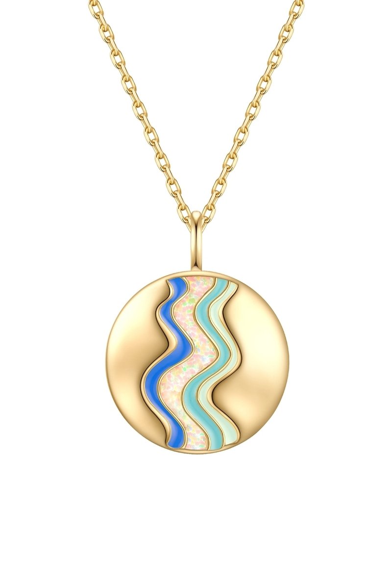 Zlati obesek v obliki nakita, ki vsebuje valovite vzorce v modri, zeleni in iridescentni teksturi; viseč na verigi z prepletenimi povezavami.