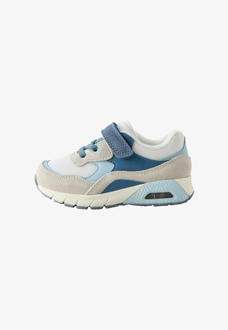 Sneaker sportiva per bambini in beige, azzurro chiaro e blu navy con tessuto in mesh, chiusura con lacci e velcro, e suola ammortizzata con camera d'aria visibile.