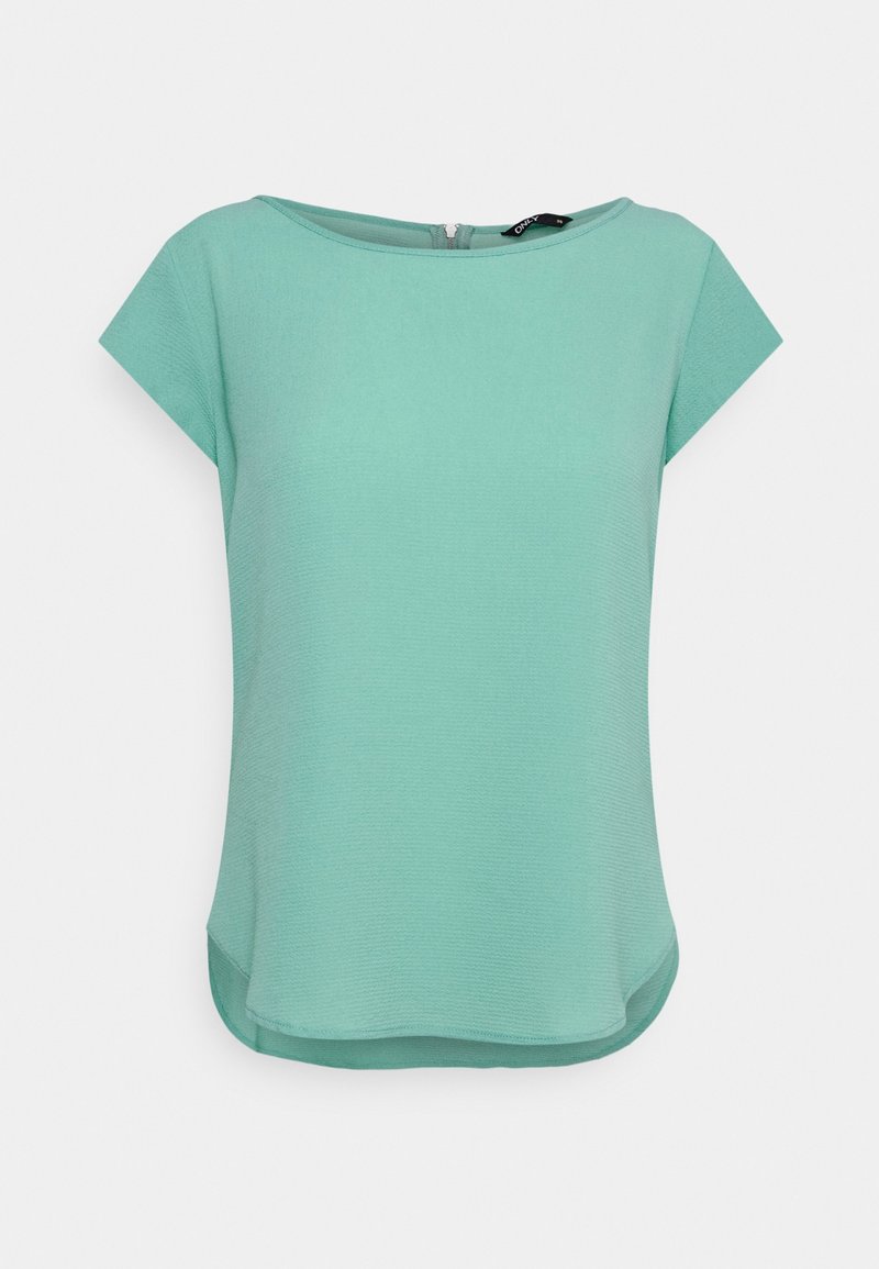 Blouse courte à manches courtes bleu sarcelle clair avec encolure ronde et ourlet légèrement incurvé, présentée à plat sur fond blanc.