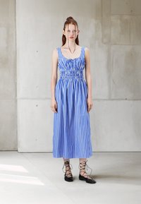 GAP - SMOCKED MIDI DRESS - Day dress - blue Thumbnail Image 1