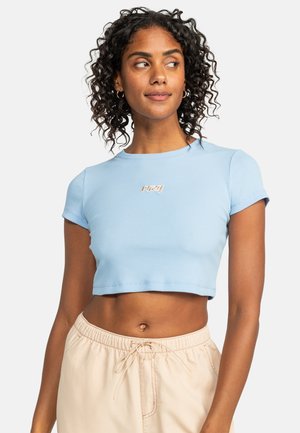 Lichtblauw geribbeld crop top met korte mouwen, met een klein wit logo op de borst en een getailleerd ontwerp.