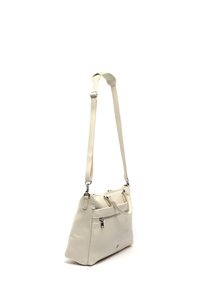 B altas odinės per petį nešiojama rankinė su reguliuojama juosta, turinti kelis kišenes ir sidabrinius aksesuarus. Lygus paviršius ir minimalistinis dizainas.