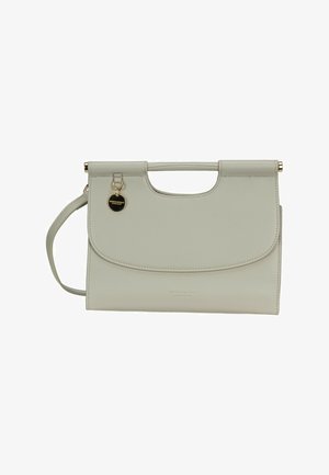 Hellgraue rechteckige Handtasche mit Griff oben, Klappverschluss, abnehmbarem Schulterriemen und einem runden schwarzen und goldenen Markenanhänger.