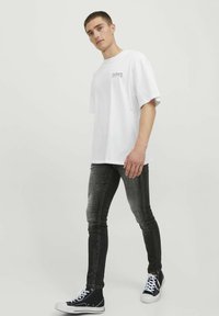 LIAM SEAL GE 484 RIPPED JEANS
