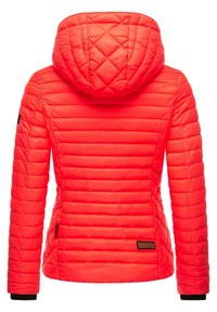 Veste matelassée rouge, avec capuche à cordon, poignets côtelés et finition texturée. Comprend un petit emblème de la marque sur le bras.