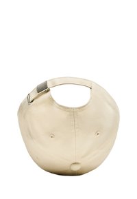 Beige színű baseball sapka lekerekített formával, sima felülettel és állítható pánttal, amelyen fémes díszítés található a hátsó részen. Hat szellőzőlyuk.