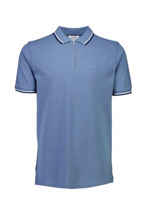 Polo de color azul claro hecho de algodón, con medio zipper, cuello ribeteado con rayas en navy y blanco, y un pequeño logo en el pecho.