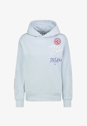 Hellblauer Hoodie mit dem vorderen Text "Die Zukunft ist nicht nur ein Traum" und einem runden roten und blauen Aufnäher mit Kirschen nahe der Schulter.
