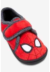 Rote Plüschhausschuhe mit grauem Rand, die ein Spider-Man-Design mit weißen Augen und schwarzen Akzenten zeigen. Klettverschluss für einfaches An- und Ausziehen.