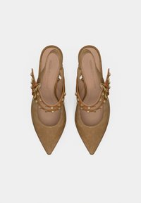 Καφέ σατινέ slingback παπούτσια με μυτερό τοκά και διάφανο αποκοπή, καφέ λουριά με χρυσά καρφιά και απαλό μπεζ εσωτερικό επένδυση.