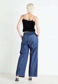 GAP TROUSER MED WATSON - Τζιν χαλαρής εφαρμογής - medium indigo