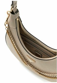 Sac à main en cuir beige avec accent de chaîne dorée, doté d'une fermeture éclair et de plusieurs compartiments intérieurs. Extérieur texturé et détail du logo.