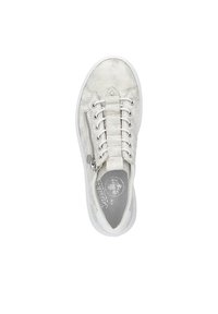 Baskets en daim blanc avec lacets et fermeture éclair. Bout arrondi et semelle intérieure texturée avec détail de marque. Semelle en caoutchouc légère.