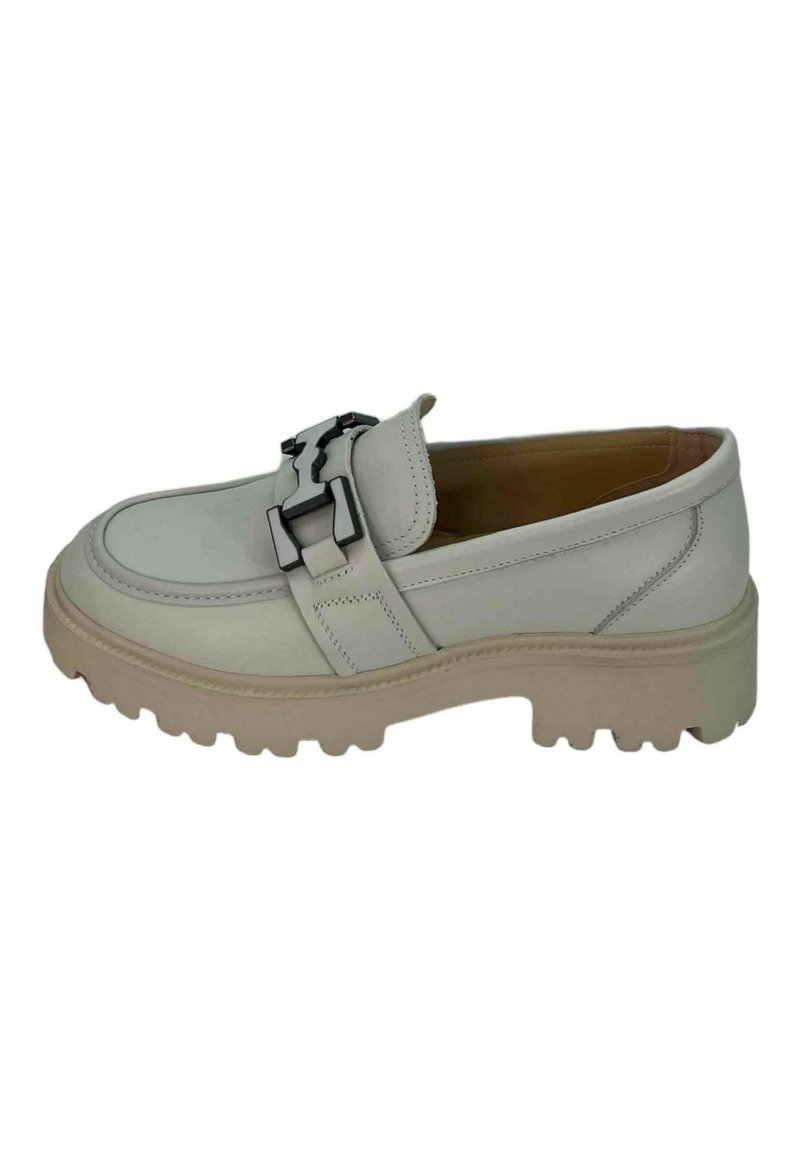 Mocassino bianco in pelle con una larga fascia e fibbia metallica nera. Presenta una suola spessa in gomma beige con un motivo di battistrada strutturato.