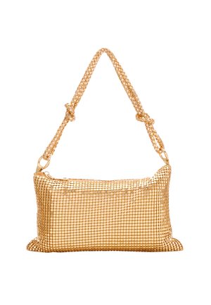 Borsa a rete dorata di forma rettangolare, con superficie texture e manico a catena annodata, dotata di chiusura zip e dettagli metallici lucidi.
