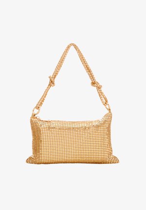 Sac en maille dorée de forme rectangulaire, avec une surface texturée et une poignée en chaîne nouée, doté d'une fermeture éclair et d'accents métalliques brillants.