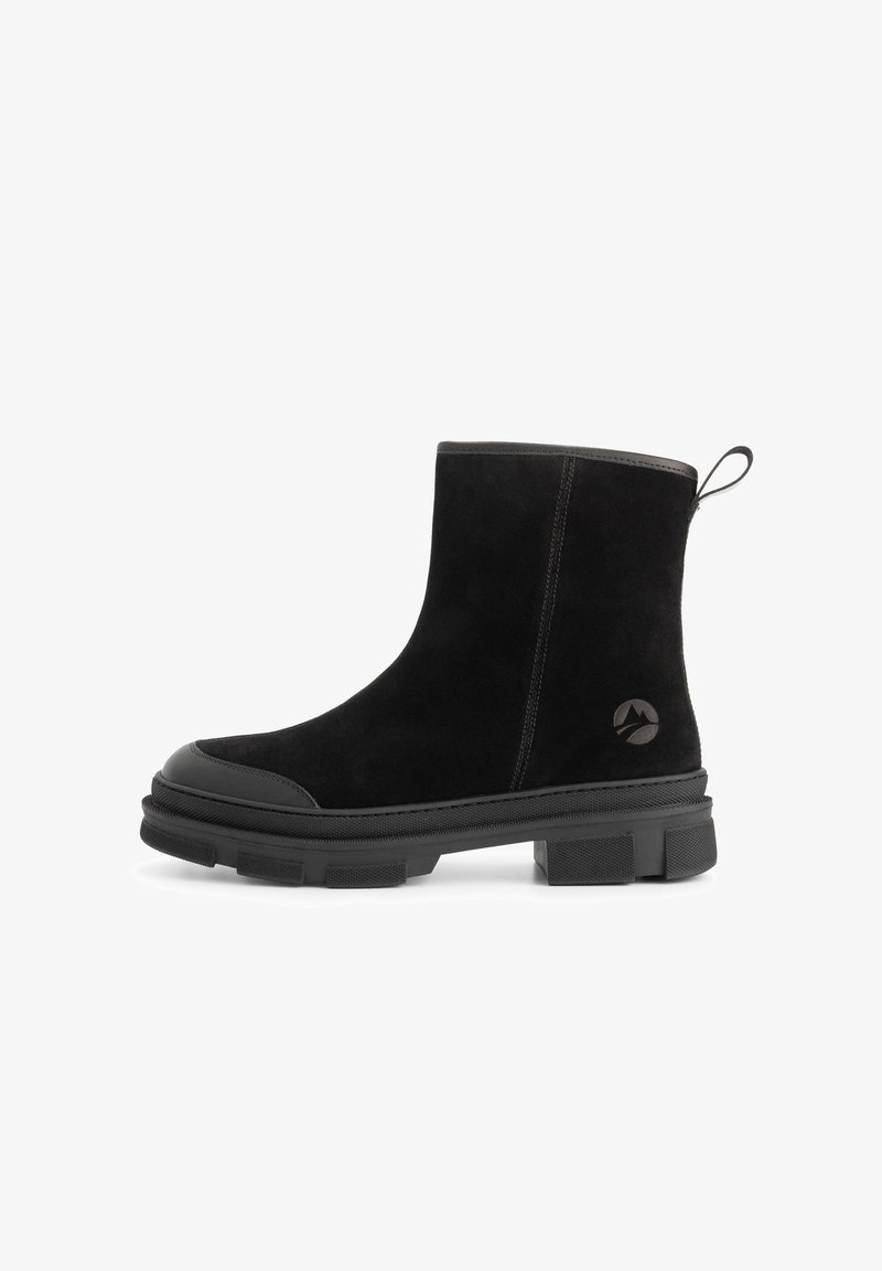 Zwarte enkelboot met stevige zool, bovenkant van suede, een trekband aan de hiel en een klein rond logo aan de buitenkant.