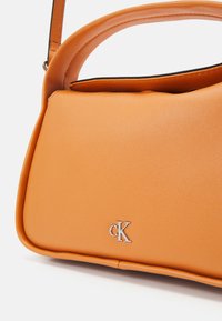 Calvin Klein Jeans MONO MINI BLOCK FLAP - Håndveske - caramel