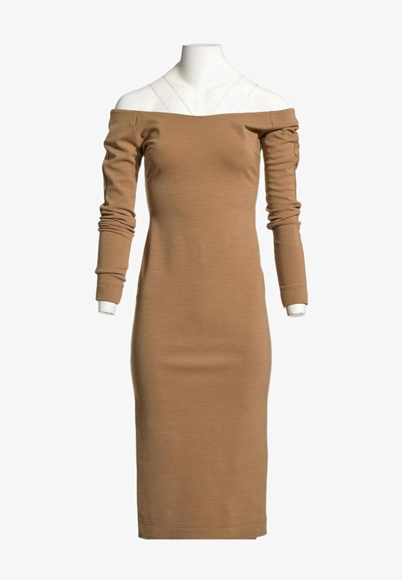 Robe midi moulante camel à épaules dénudées et manches longues, sur un mannequin blanc avec un fond uni.