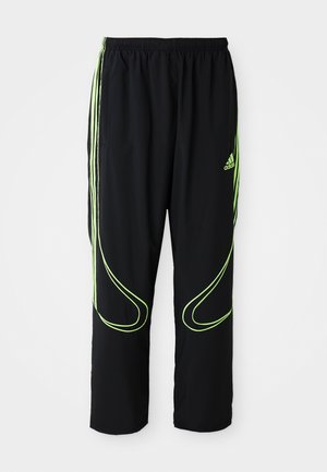 Sorte Adidas sportbukser med neongrønne buede linjer og tre striber på siderne, elastisk livrem og Adidas-logo på forsiden af låret.