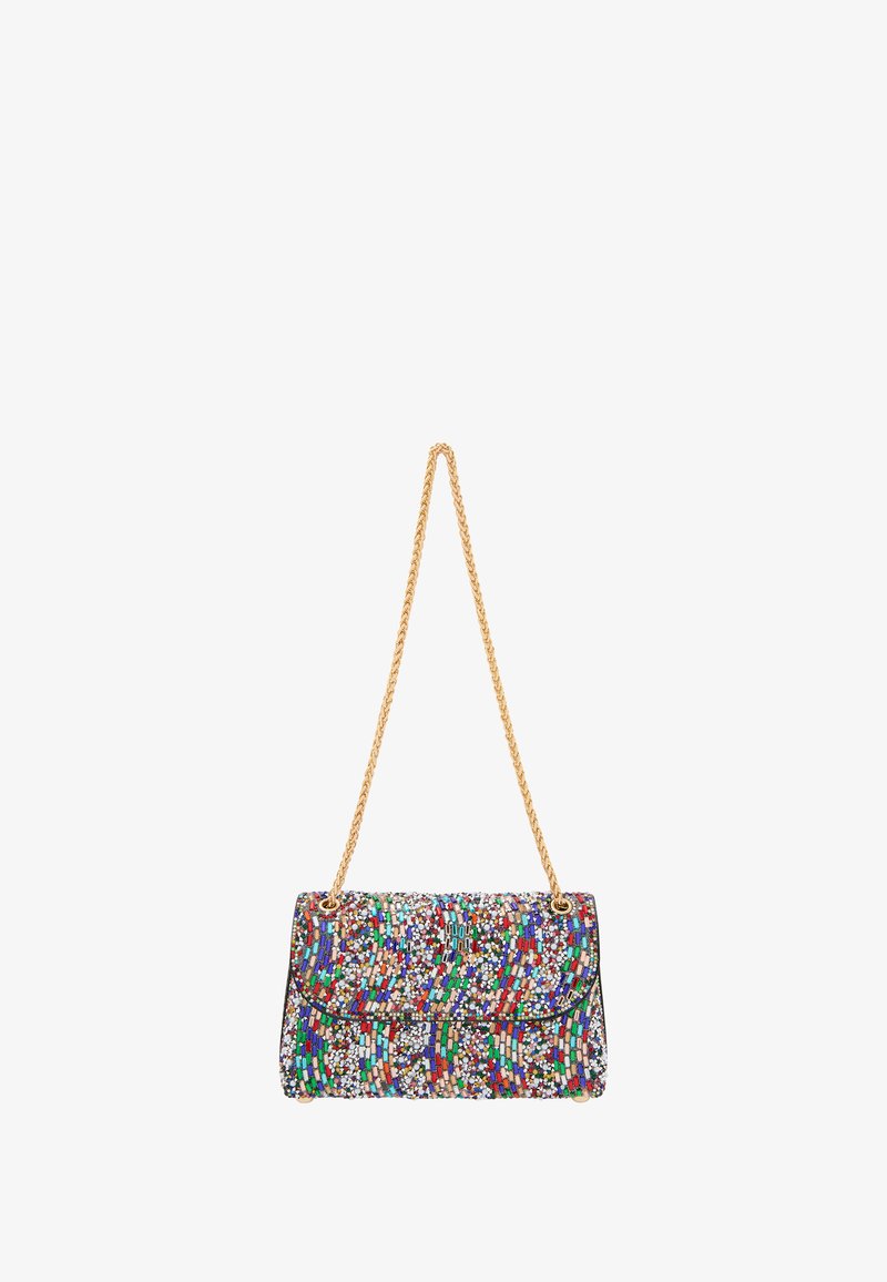 Koristeltu suurella värikkäällä kuviolla, mustalla pohjalla, kultaketjuhihnalla ja läppäkiristyksellä. Pintarakenteinen, koristeellinen muotoilu koko matkalta.