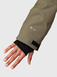 Manica di una giacca oliva con polsino interno nero e cinturino in velcro, che mostra l'etichetta di resistenza all'acqua "10K", su sfondo semplice.