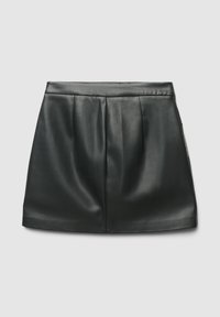 Schwarzer Lederrock mit Falten an der Vorderseite, glatter Textur und Reißverschlussdetail an der Seite. Keine sichtbaren Muster oder Akzente.