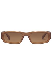 Gafas de sol rectangulares marrones con montura de plástico grueso y texturizado y lentes marrones degradados, con un diseño minimalista y varillas rectas.