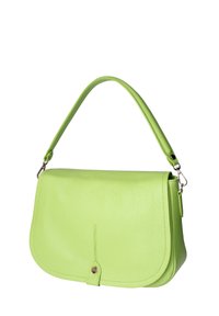 Groene leren handtas met een klepontwerp, getextureerd oppervlak en een kort handvat. Bevat een metalen drukknoopsluiting en subtiele stikdetails.