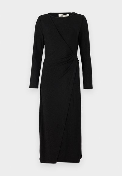 Vestido negro de manga larga con un diseño envolvente y un detalle de nudo retorcido en la cintura. Hecho de una suave tela texturizada con un corte de longitud media.