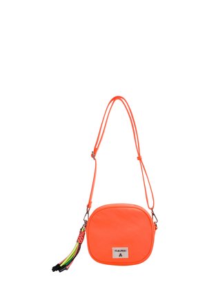 Borsa a tracolla arancione neon con forma rotonda, superficie liscia, tracolla regolabile e un accento di frange colorate con più fili.